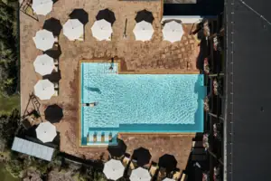 Außenpool Eine Person schwimmt in einem Pool.