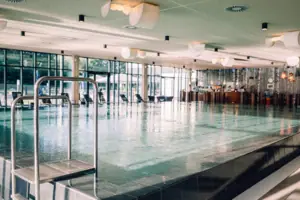 Innenpool Großes Hallenschwimmbad mit klarem Wasser und moderner Architektur.