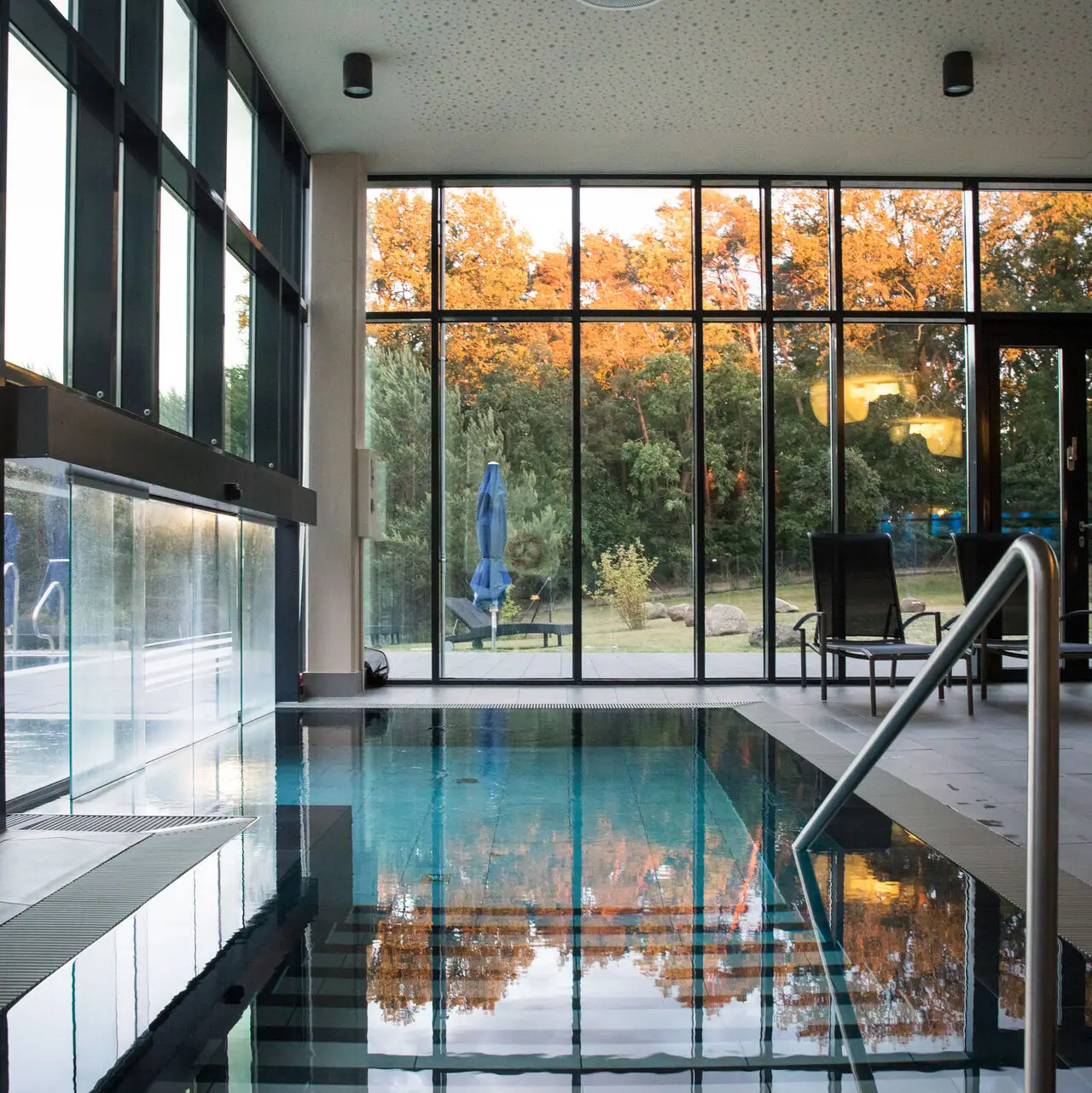 Wellnessbereich in Bad Saarow Hallenbad mit großer Glaswand und großem Fenster.