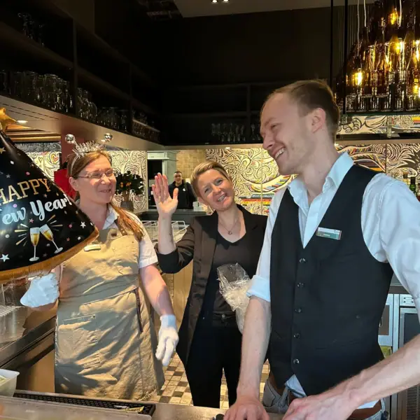 Silvesterparty im aja Bad Saarow Eine Gruppe von Menschen in einem Restaurant.