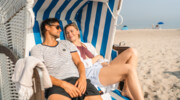 Ein Mann und eine Frau sitzen in einem Strandkorb.
