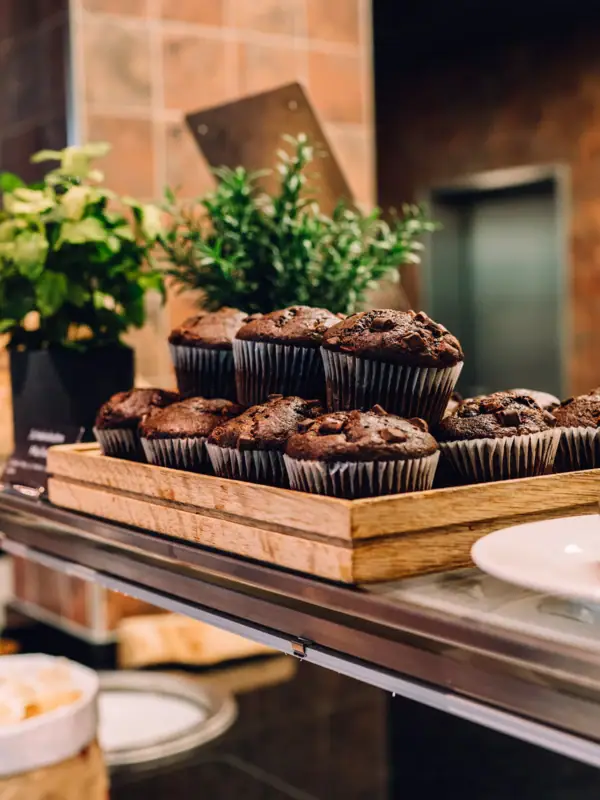 Schokomuffins Tablett mit Muffins auf einem Tisch