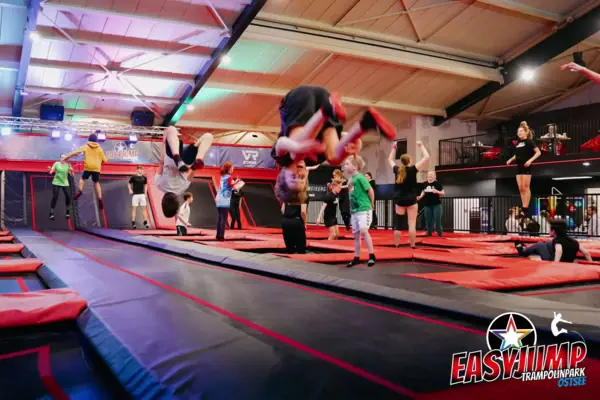 Trampolinpark Eine Gruppe von Menschen springt auf einem Trampolin.