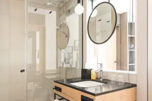 Junior Suite Bergblick Badezimmer mit Dusche und Waschbecken