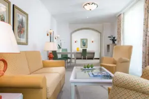 Suite Nordperd Wohnzimmer mit Sofas und einem Tisch.