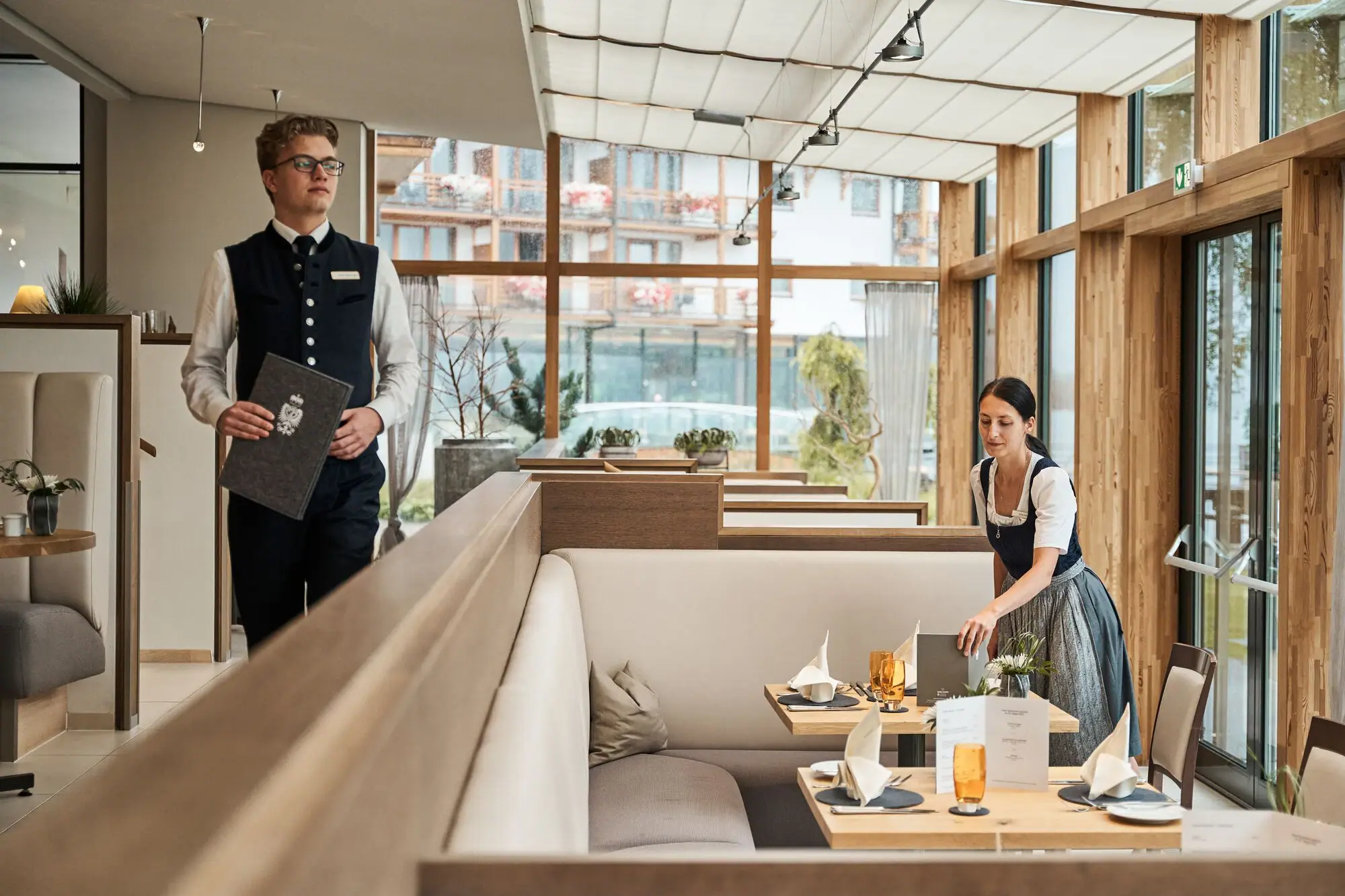 Restaurant Laurentius Ein Mann und eine Frau in einem Restaurant.