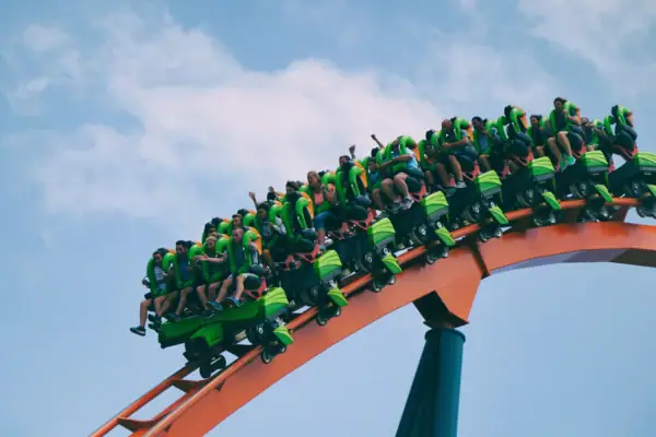 Achterbahn Eine Gruppe von Menschen auf einer Achterbahn.