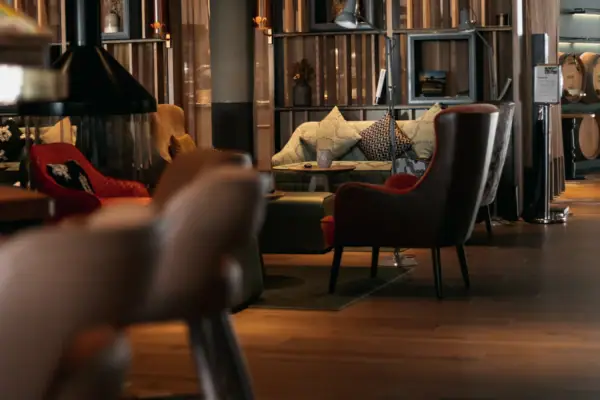 Lobby Ein Raum mit Stühlen und Tischen.