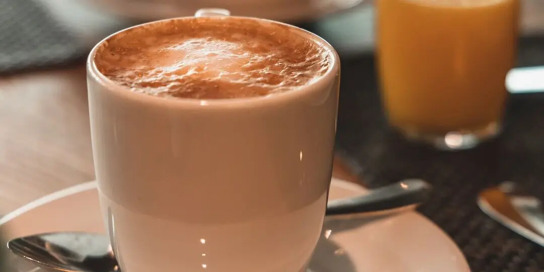 Eine Tasse Kaffee auf einem Unterteller.