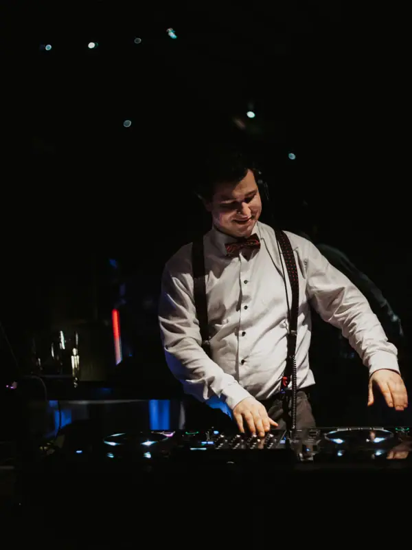 DJ Ein Mann mit Fliege und Kopfhörern.