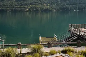 Außenpool Personen in einem Pool mit Wasser und Bergen im Hintergrund