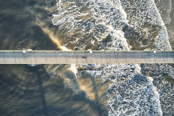 Seebrücke Eine Brücke über Wasser mit Menschen, die darauf spazieren gehen