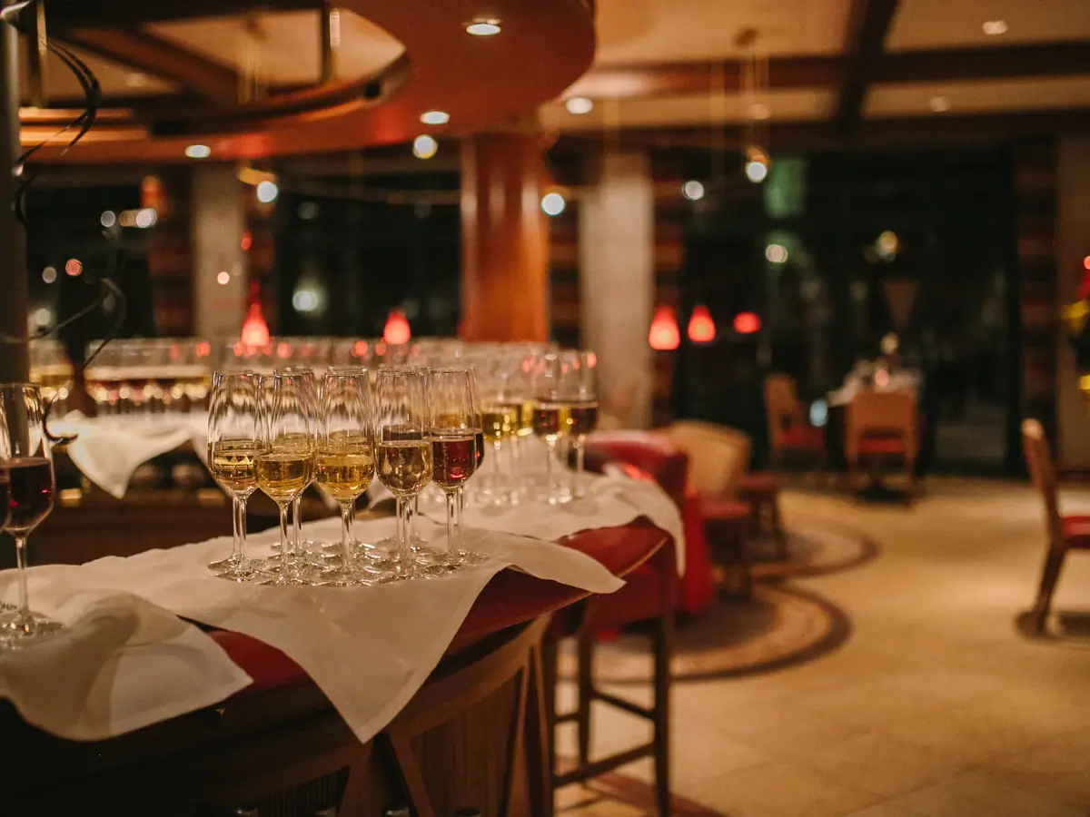 Silvester im aja Strandhotel Bansin Eine Gruppe von Sektgläsern auf einem Tisch.