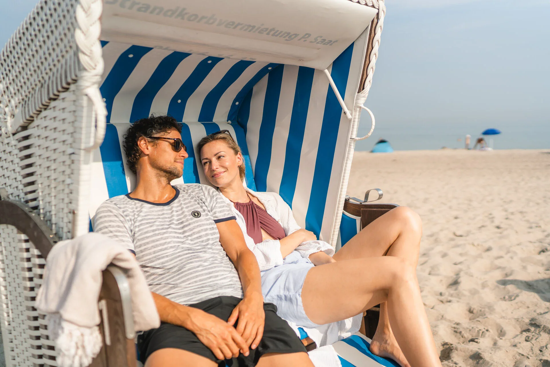Paar Strandkorb Ein Mann und eine Frau sitzen in einem Strandkorb.Ein Mann und eine Frau sitzen in einem Strandkorb.