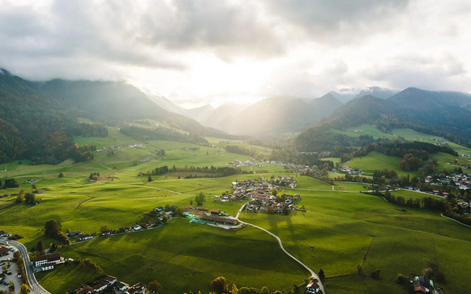 Ruhpolding Ruhpolding von oben fotografiert inmitten der grünen Landschaft und den Bergen.