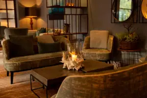 Ein Raum mit einem Sofa und einem Tisch mit einer Kerze.