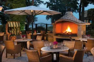 Terrasse Ein Tisch und Stühle um eine Feuerstelle auf einer Terrasse.