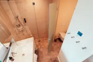 Badezimmer Badezimmer mit Glastür-Dusche und Waschbecken