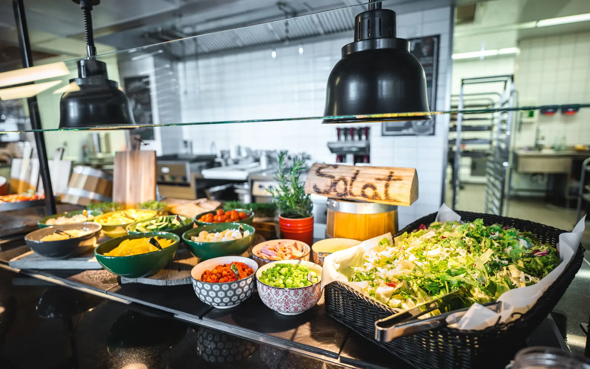 Salatbuffet Die Salatbar am Buffet aus verschiedenen Salatsorten, Gemüse und Soßen.