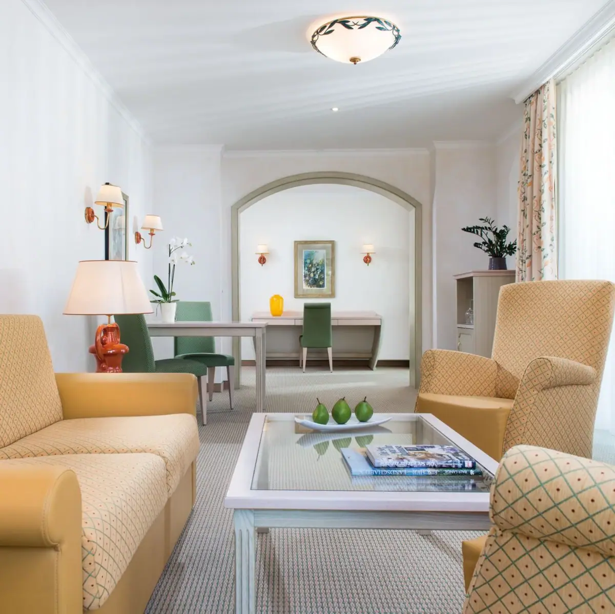 Suite Nordperd & Villen Ein Wohnzimmer mit Sofas und einem Tisch.