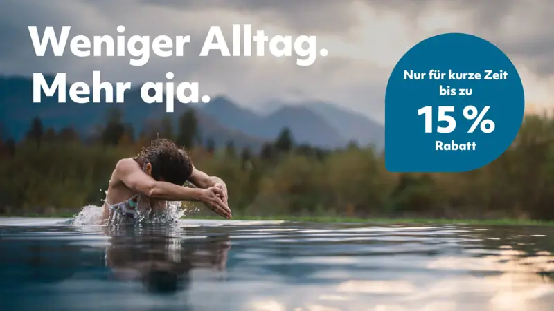 Schwimmen im Pool Eine Frau schwimmt in einem Pool.