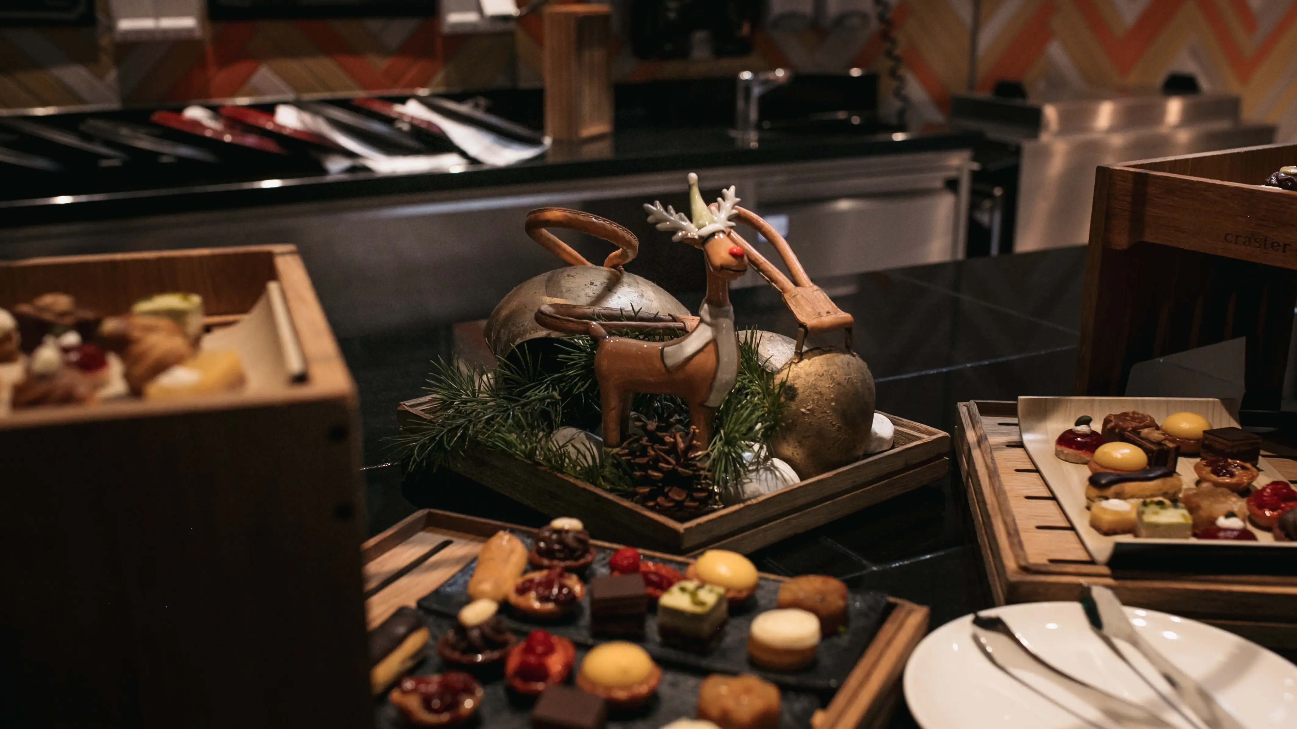 Buffet Ein Tisch mit verschiedenen Speisen darauf.