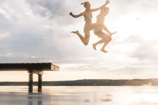 Sprung Scharmützelsee Ein Paar springt von einem Steg ins Wasser.