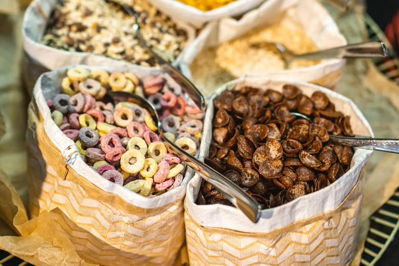 Eine Gruppe von Müslitüten mit Löffeln.