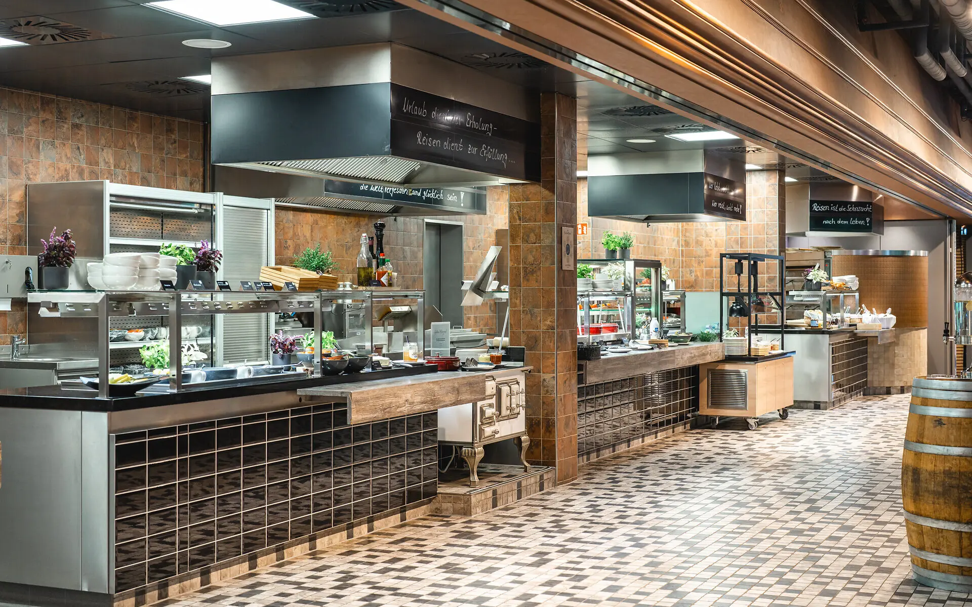 Vegetarische Küche Ein Buffetbereich mit Salat- und Vorspeisestation, vegetarischen Gerichten und weiteren Speisen. Der Bereich ist industriell-schick gehalten.