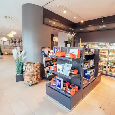 Shop Ein Laden mit Regalen voller Waren.