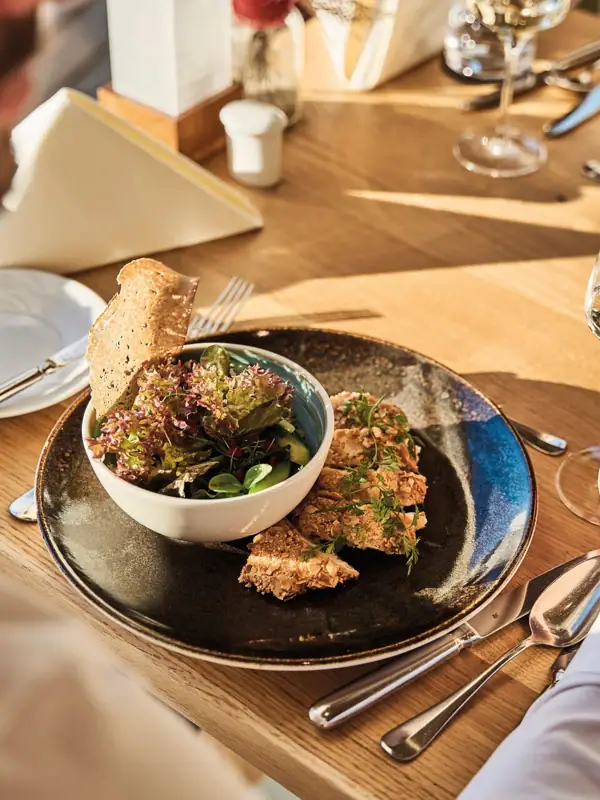 Ein Mann isst eine Mahlzeit von einem Teller.