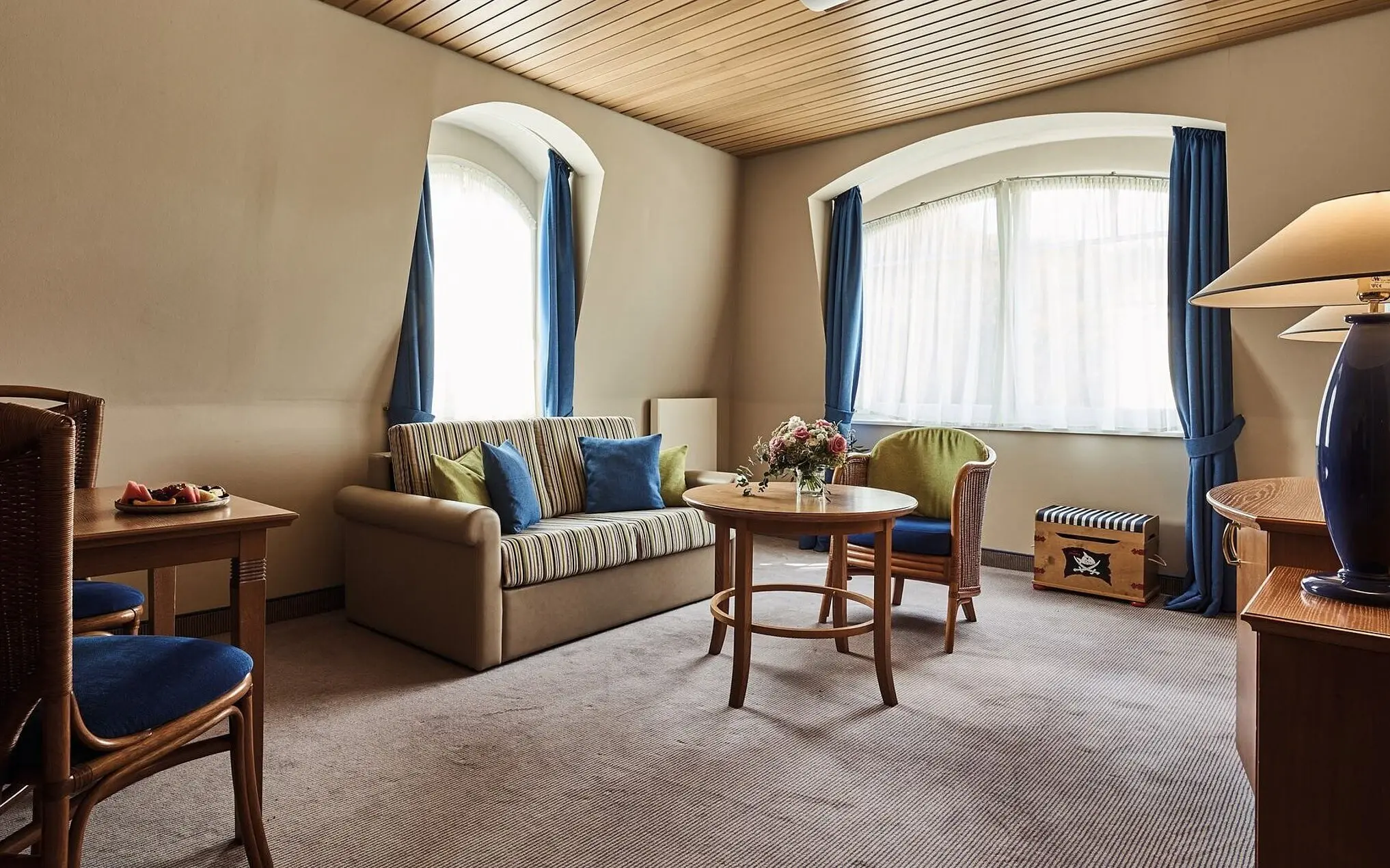 Junior-Suite aja Bansin Ein Wohnzimmer mit einem Sofa und Stühlen.