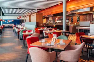 Restaurant Ein Restaurant mit Tischen und Stühlen.