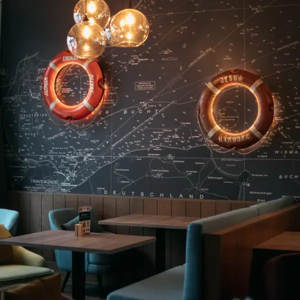 Bar Ein Raum mit einer Karte und ein paar Rettungsringen.