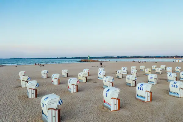 Viele Strandkörbe stehen am Sandstrand von Travemünde.