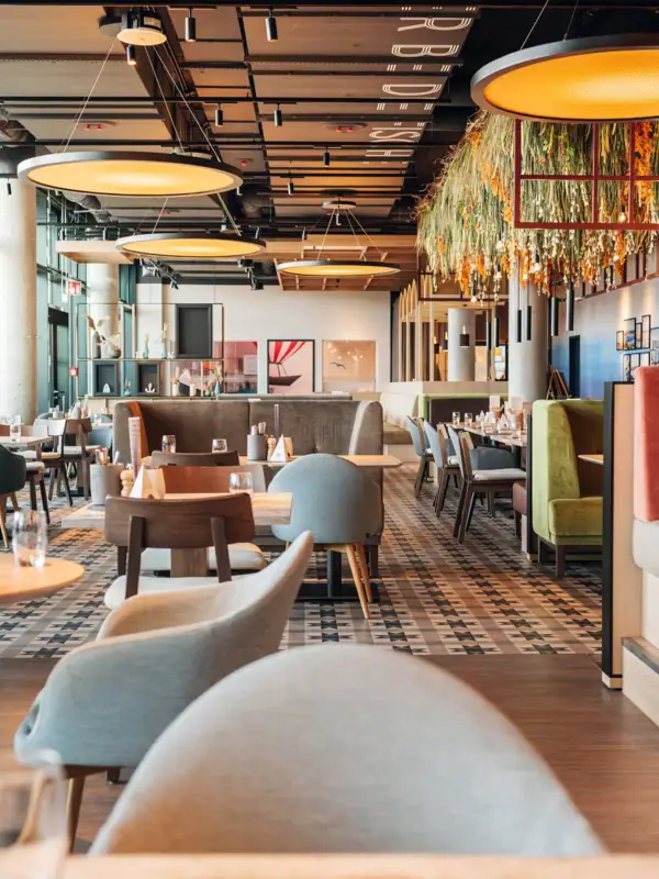 Restaurant Ein Restaurant mit Tischen und Stühlen.