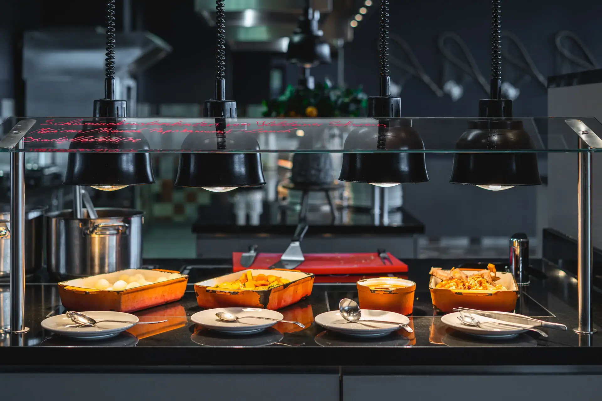 Eine Buffetstation mit gusseisernen Pfannen gefüllt mit Essen.