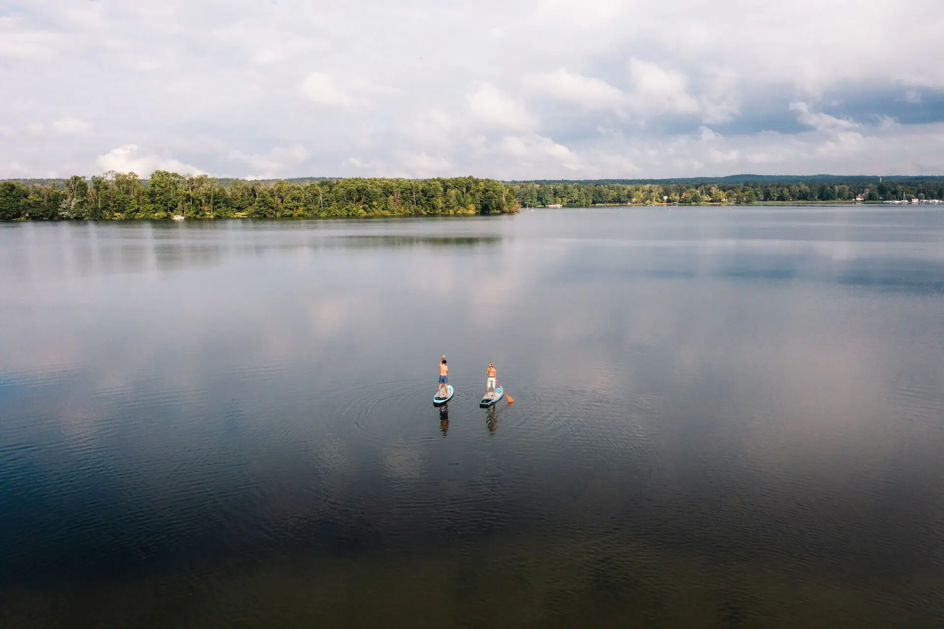 Stand-up-Paddle Eine Gruppe von Menschen auf Paddleboards auf einem See.