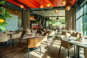 Restaurant Ein Restaurant mit Tischen und Stühlen.