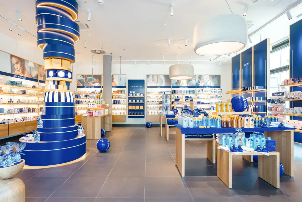 NIVEA Shop Ein Geschäft mit Regalen voller Produkte.
