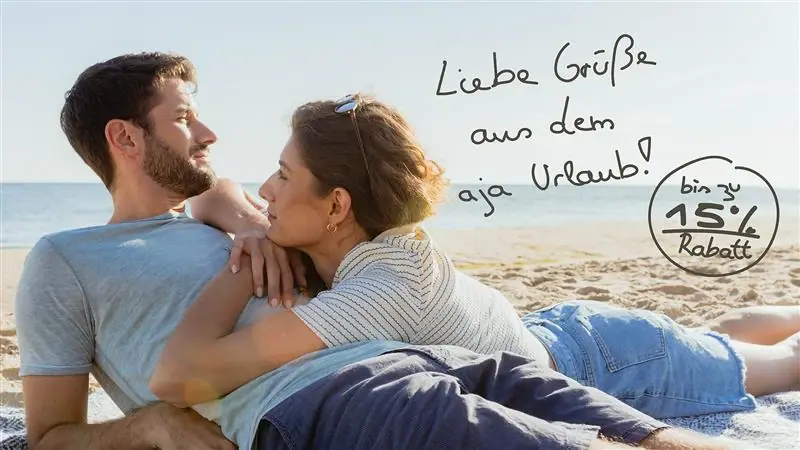 Urlaub zum betsen Preis! Ein Mann und eine Frau liegen am Strand.