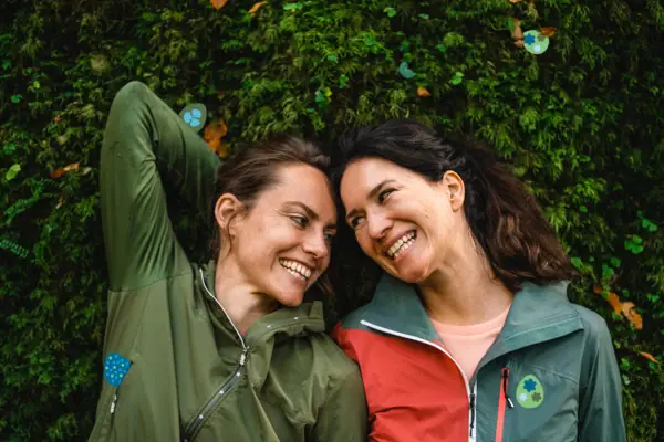 Zwei Frauen im Wald Zwei Frauen lächeln sich an.