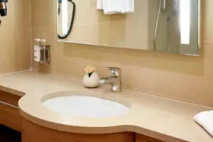 Badezimmer Waschbecken mit Spiegel darüber im Badezimmer.