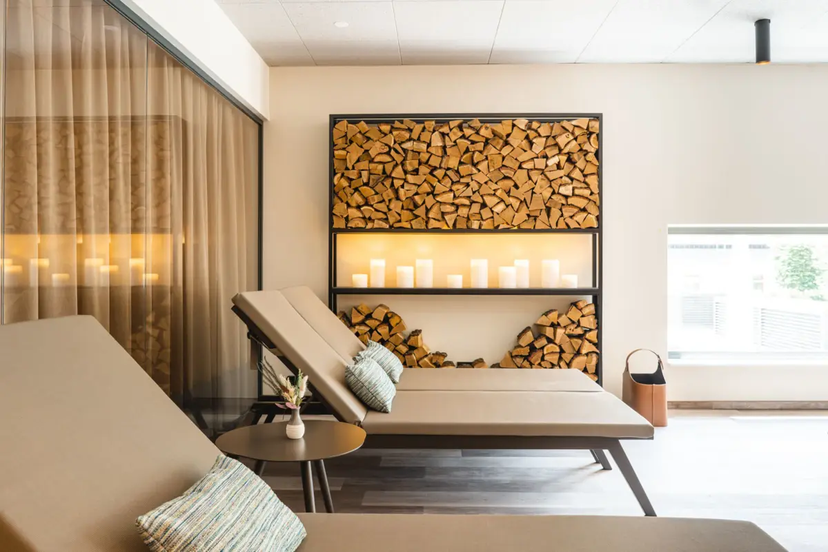 Ruheraum Lounge-Sessel in einem Raum mit modernem Innendesign.