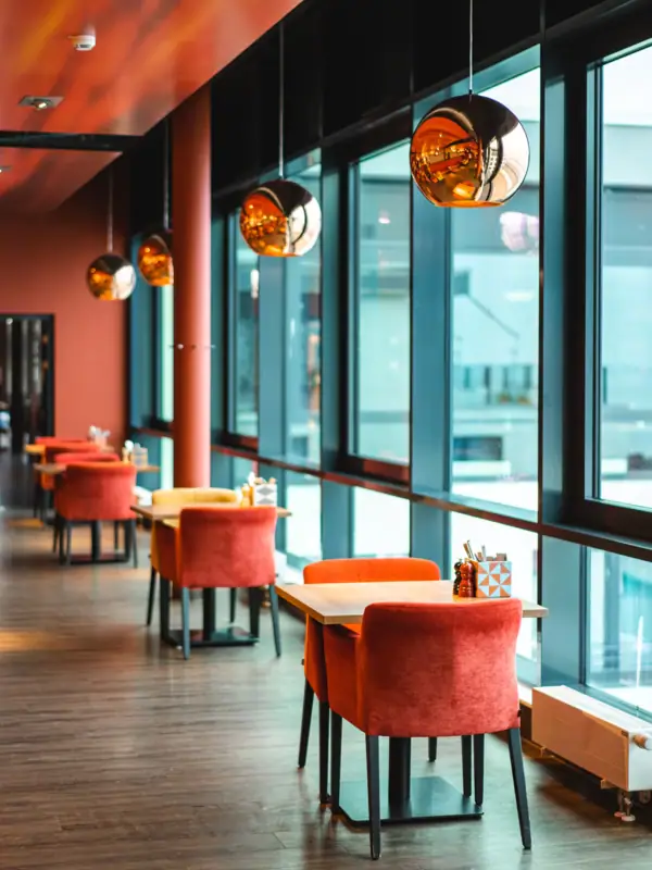 Ein Raum mit Tischen und Stühlen.