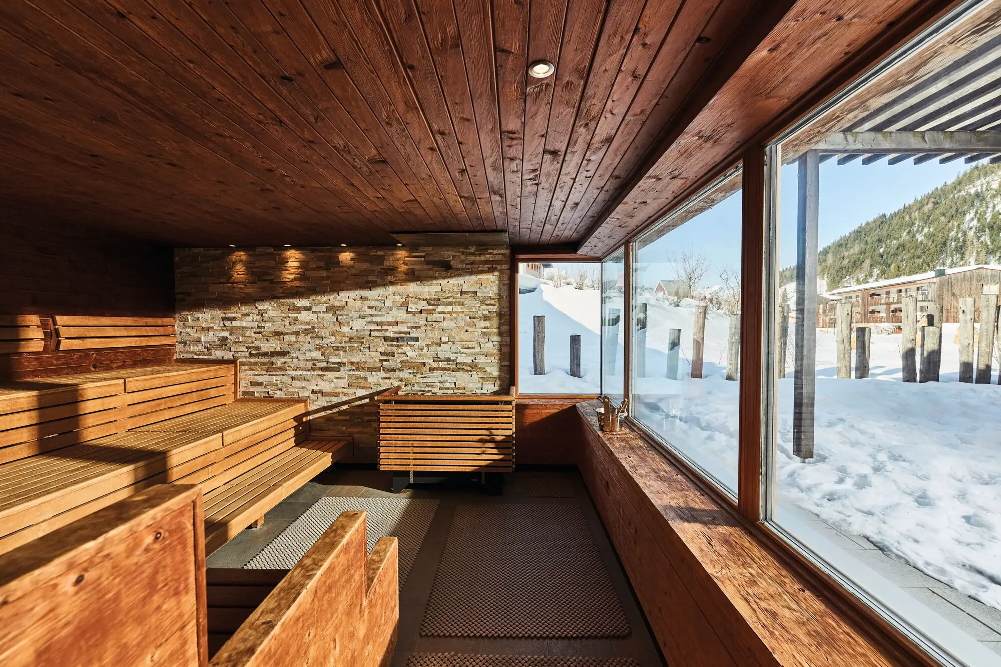 aja Werfenweng Sauna im aja Werfenweng mit schneebedecktem Ausblick.