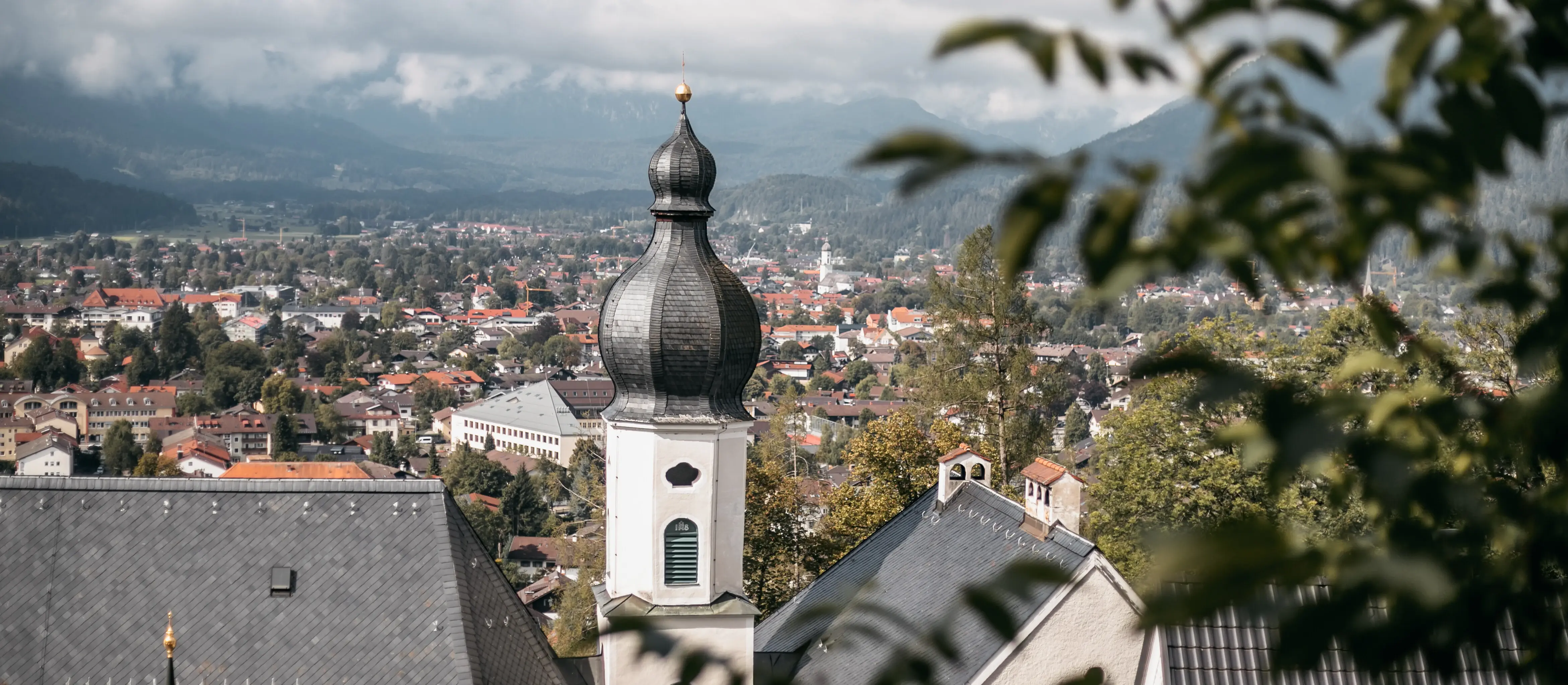 Tannenhütte Ausblick Gebäude mit einem Turm und einer Stadt im Hintergrund