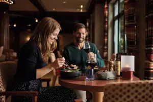 Restaurant Ein Mann und eine Frau essen an einem Tisch.