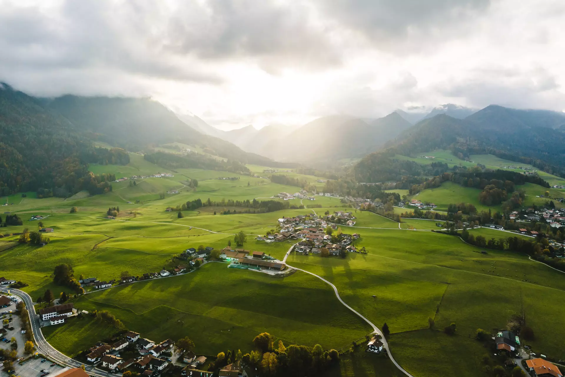Ruhpolding Ruhpolding von oben fotografiert inmitten der grünen Landschaft und den Bergen.