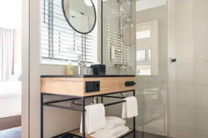 Badezimmer Badezimmer mit Dusche und Waschbecken